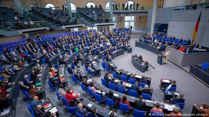Parlamento alemão rejeita vacinação obrigatória para idosos