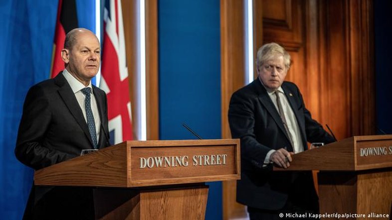 Scholz e Johnson prometem mais armamentos para Ucrânia