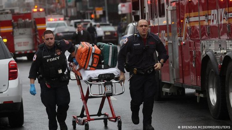 Ataque no metrô de Nova York deixa feridos