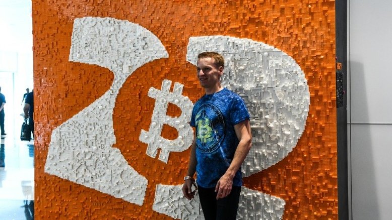 Grandes empresas entram com prudência no mundo das criptomoedas