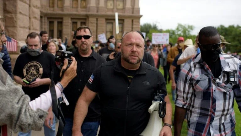 Conspiracionista americano Alex Jones declara falência de seu site