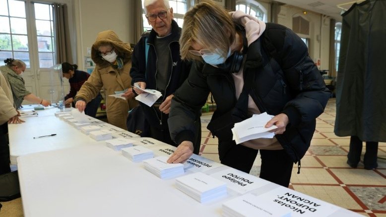 França elege presidente com Macron e Le Pen como favoritos