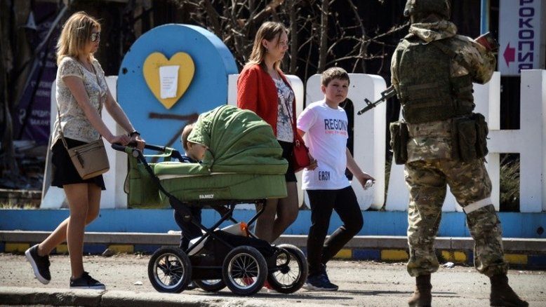 'Rússia, nossa pátria sagrada!': volta às aulas em cidade ucraniana ocupada