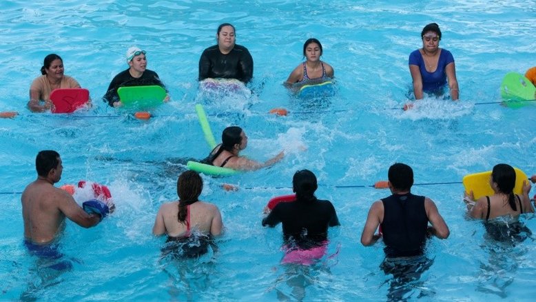 Nicaraguenses aprendem a nadar para vencer o rio Grande e chegar aos EUA