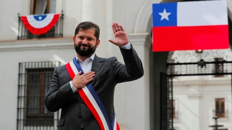 Boric completa um mês de governo buscando atender expectativas do Chile