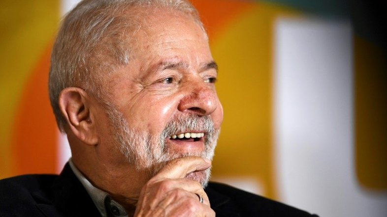 Um Lula comedido dá largada à campanha presidencial
