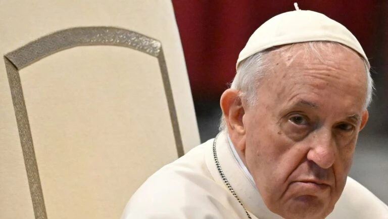 Papa Francisco olha durante uma reunião com membros da comunidade do Sri Lanka na Itália, na Basílica de São Pedro, no Vaticano, em 25 de abril de 2022 - AFP