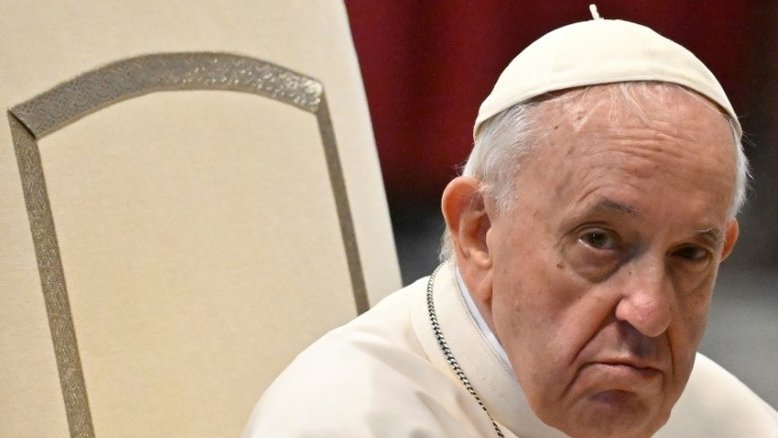 Papa Francisco olha durante uma reunião com membros da comunidade do Sri Lanka na Itália, na Basílica de São Pedro, no Vaticano, em 25 de abril de 2022 - AFP