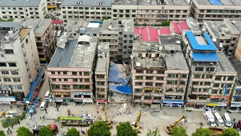 Dezenas de desaparecidos em desabamento de prédio na China