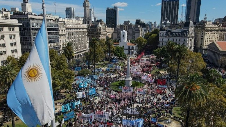 Manifestantes exigem do governo argentino providências contra o desemprego e a fome