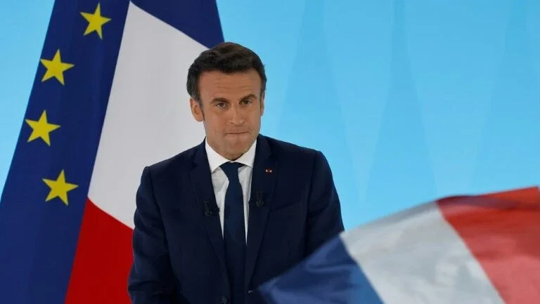 Campanha presidencial recomeça na França com duelo Le Pen-Macron