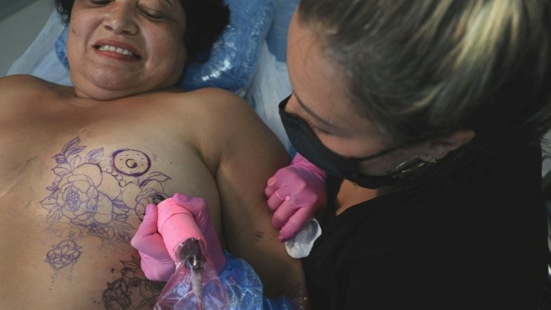 Tatuagens para cobrir cicatrizes e superar o passado