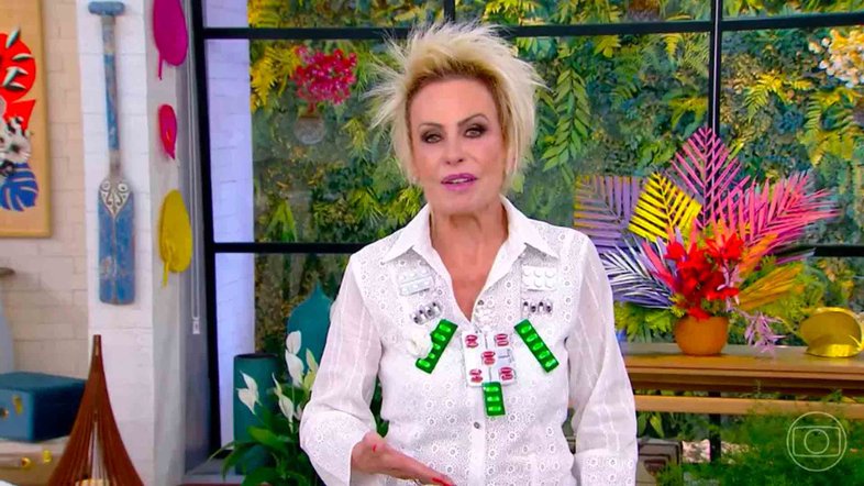 Ana Maria Braga usa colar de remédios em protesto: ‘Artigo de luxo’