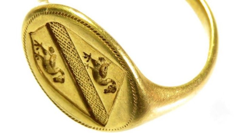 O anel leiloado: Robin Hood teria amado pôr as mãos nele