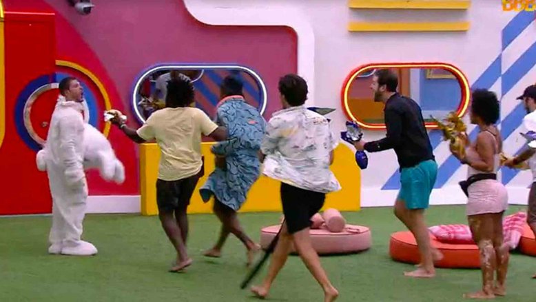 BBB22: Vestido de coelho, Arthur Aguiar retorna para a casa do reality show