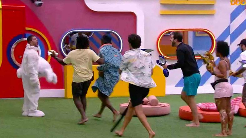 BBB22: Vestido de coelho, Arthur Aguiar retorna para a casa do reality show