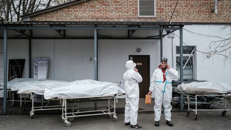 Autópsias de crimes de guerra no necrotério de Bucha