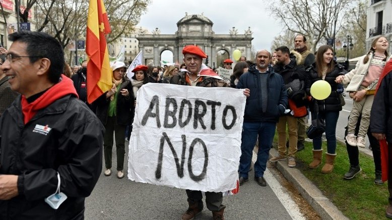 Espanha punirá assédio de antiabortistas a mulheres em frente a clínicas