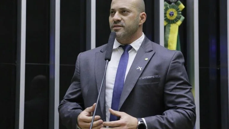 Bolsonaro concede perdão a crimes do deputado Daniel Silveira