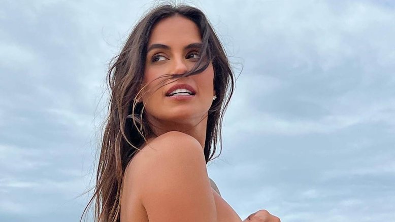 Carol Peixinho encanta a web com belas fotos sem peças íntimas