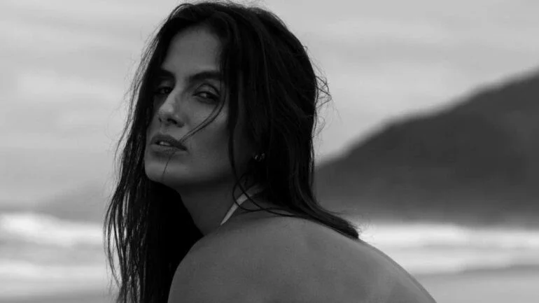 Carol Peixinho sensualiza em clique na praia: 