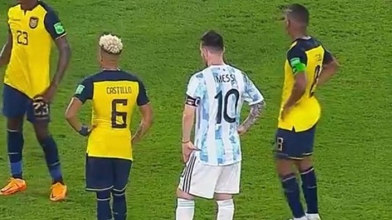 Vídeo: Jogador equatoriano ganha camisa de Messi e tem reação de criança