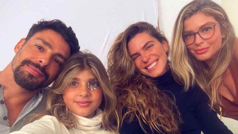 Cauã Reymond, Mariana Goldfarb e Grazi Massafera acompanham ensaio de Sofia