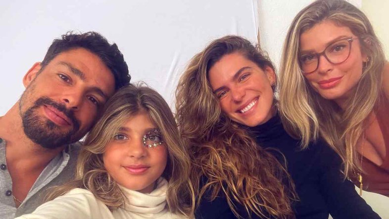 Cauã Reymond, Mariana Goldfarb e Grazi Massafera acompanham ensaio de Sofia