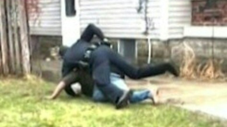 Pais de jovem negro morto no Michigan pedem que policial que atirou nele seja processado