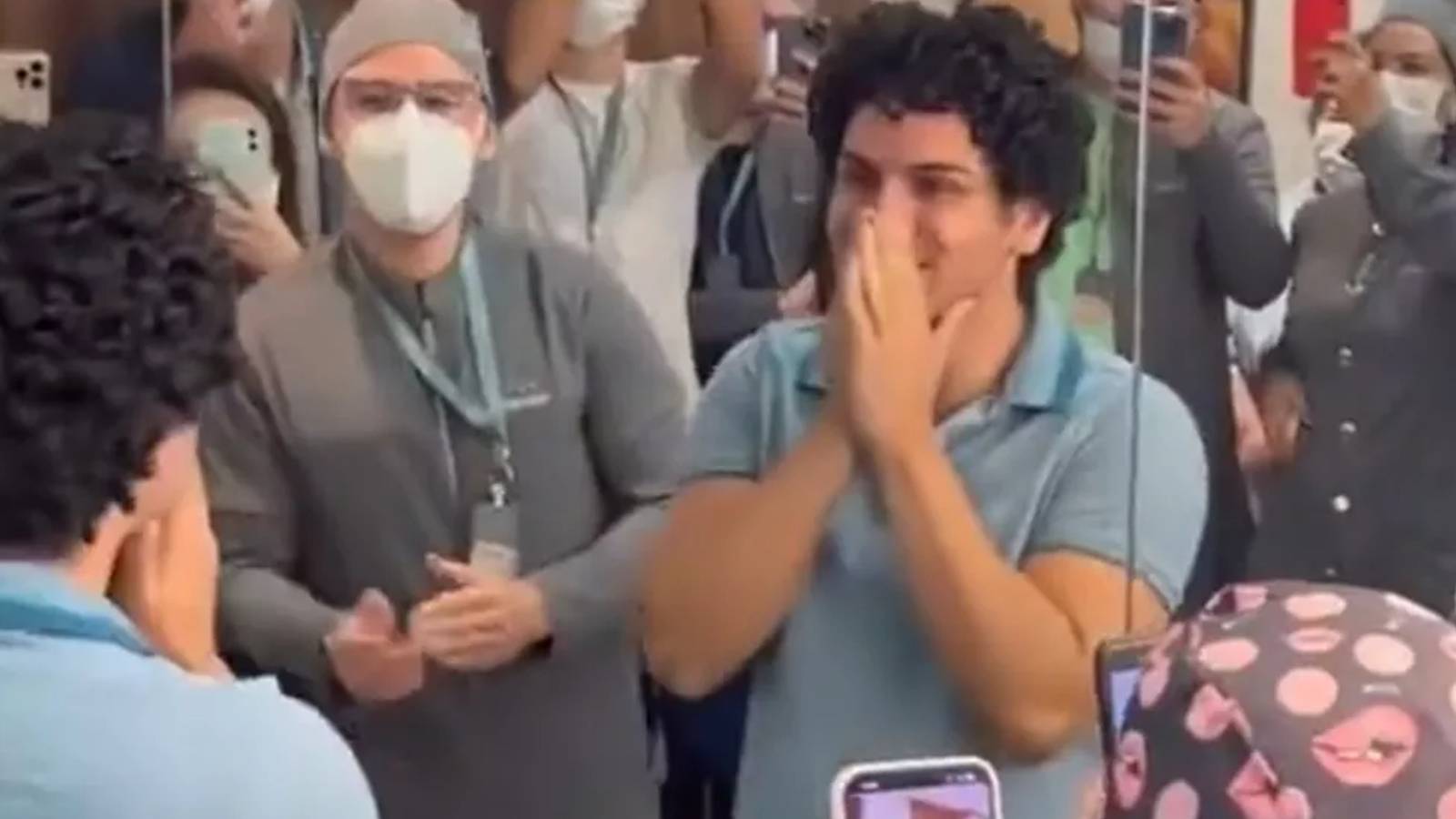 Vídeo: Homem viraliza ao participar de 'chá revelação' de harmonização facial