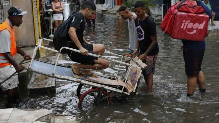 Várias cidades do Rio de Janeiro tiveram ruas alagadas