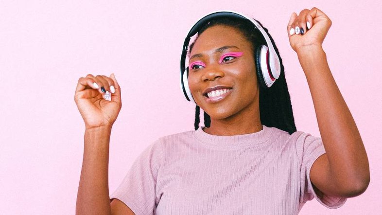 mulher feliz com fone de ouvido