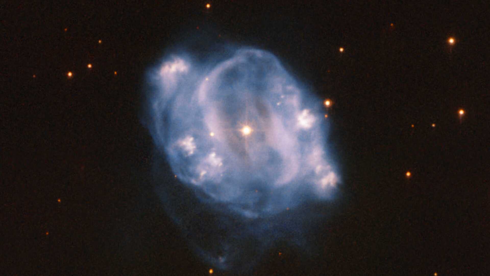 Esta Imagem feita pelo Hubble mostra NGC 5307, uma nebulosa planetária que fica a cerca de 10 mil anos-luz da Terra. Pode ser vista na Constelação do Centauro, principalmente no hemisfério sul. Uma nebulosa planetária é o estágio final de uma estrela parecida com o Sol. Ela nos permite um vislumbre do futuro do Sistema Solar. Uma estrela como o nosso Sol irá, no final da sua vida, transformar-se numa gigante vermelha. As estrelas são sustentadas pela fusão nuclear que ocorre em seu núcleo, que gera energia. Os processos de fusão nuclear tentam constantemente destruir a estrela. Apenas a gravidade da estrela impede que isso aconteça