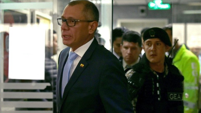 Ex-vice do Equador preso em embaixada é internado após greve de fome