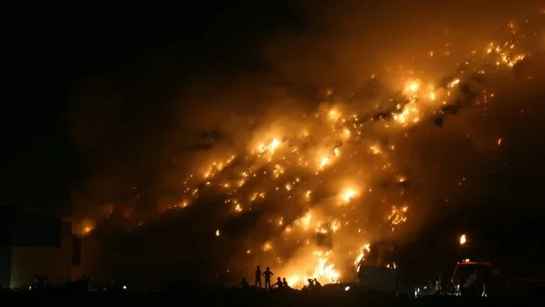 Índia luta contra incêndio em aterro sanitário durante onda de calor
