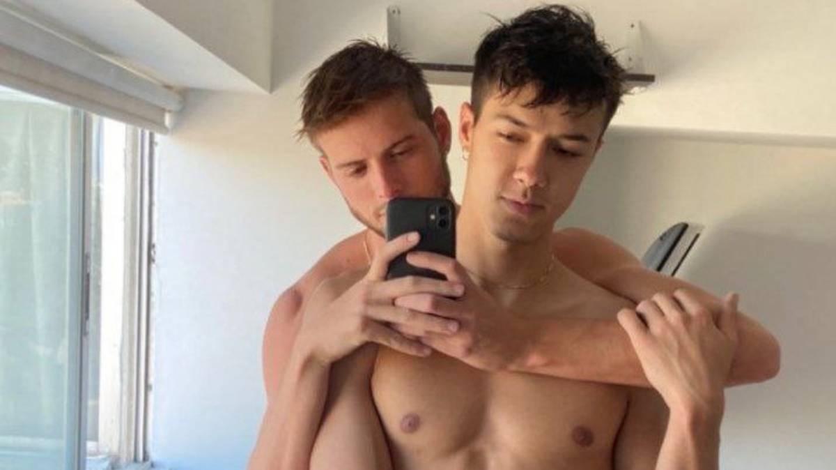 Ex-BBB Daninel Lenhardt posta foto ao lado do namorado sem camisa: 'Casalzinho'