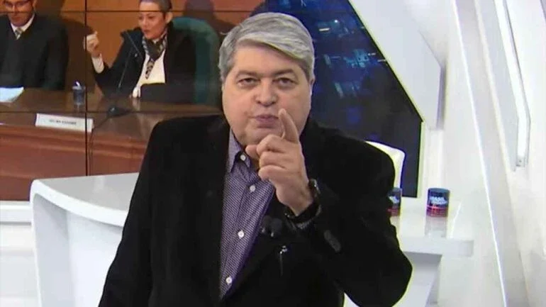 Datena se irrita com falha técnica e discute com produção durante programa