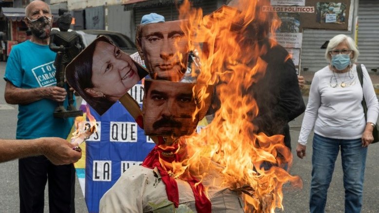 Putin e Maduro são alvos da 'malhação do Judas' na Venezuela