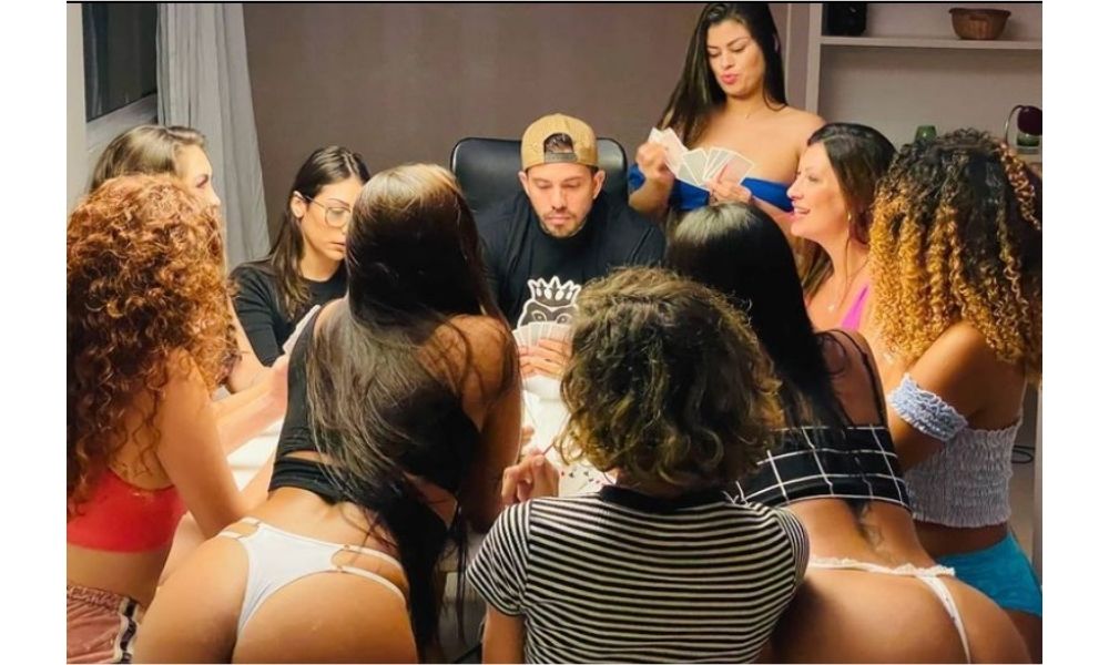 O modelo brasileiro Arthur O Urso compartilha a rotina com suas 8 mulheres no Instagram e no site adulto Onlyfans