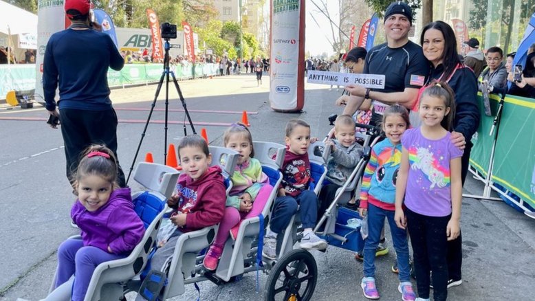 Chad Kempel e sua família e os quíntuplos no carrinho