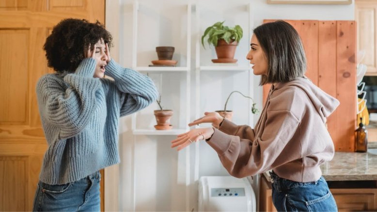 Mulher é barrada em casamento da melhor amiga para não deixar a atual do irmão com ciúme