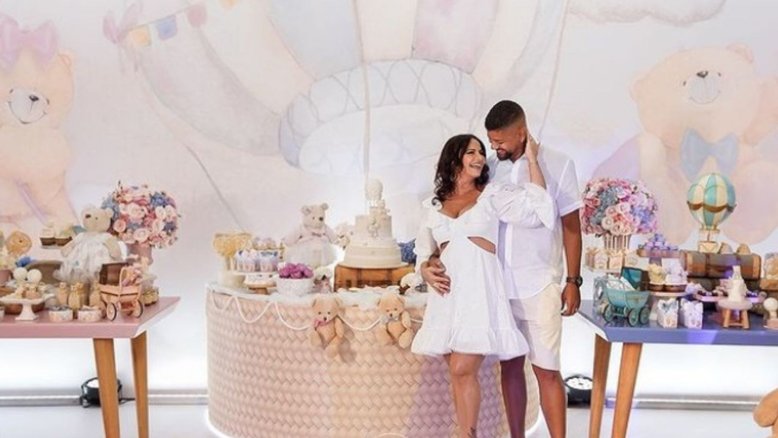 Viviane Araújo e Guilherme Militão descobrem que serão pais de menino em chá de revelação