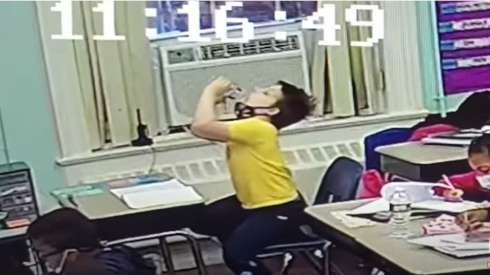 Professora salva estudante que estava sufocando com uma tampinha de garrafa