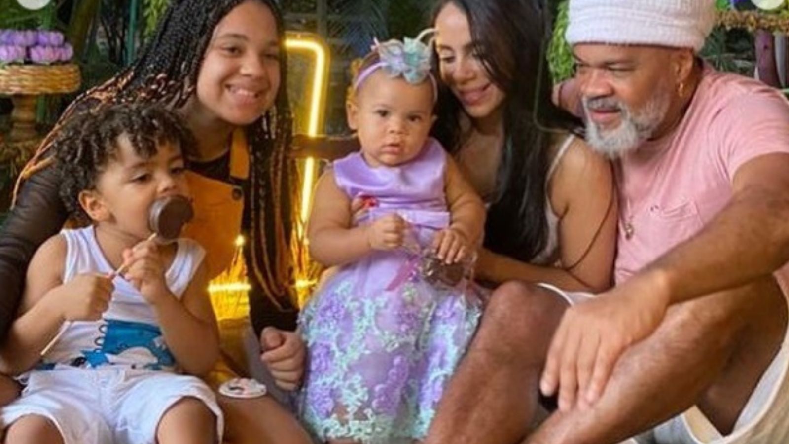 Carlinhos Brown celebra aniversário de 1 ano da filha e se derrete de amores pela caçula