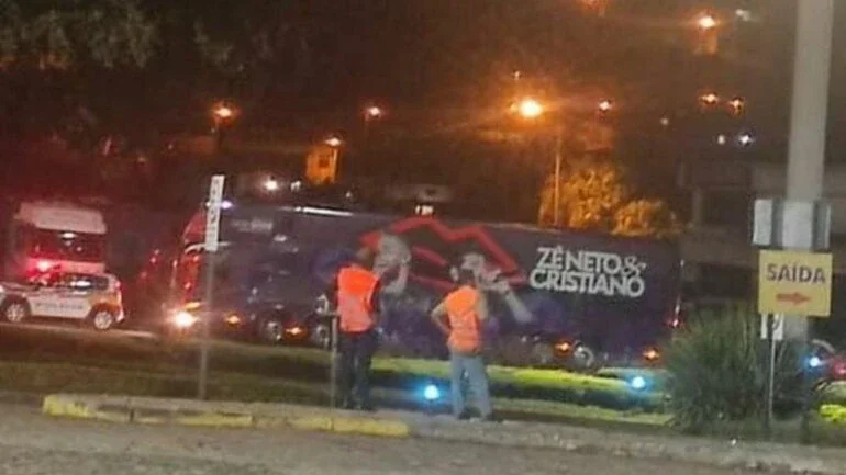 Após cancelamento de show, fãs de Zé Neto e Cristiano se revoltam e dupla sai escoltada