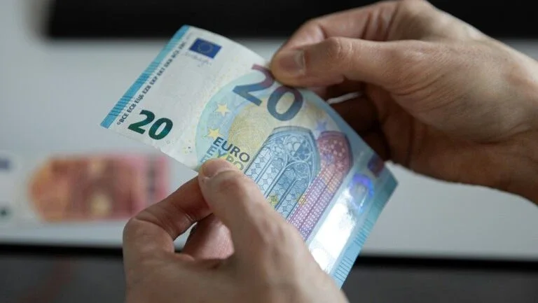 Economia da Eurozona desacelera no 1º trimestre com pressão inflacionária