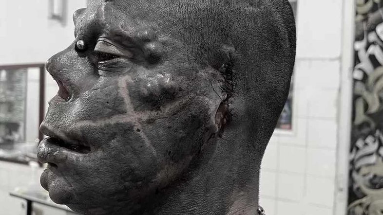 'Diabão' celebra fim do uso de máscaras em SP arrancando orelha: 'Emocionado'