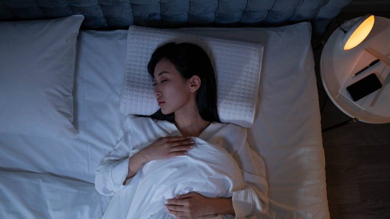 mulher dormindo, como interpretar sonhos