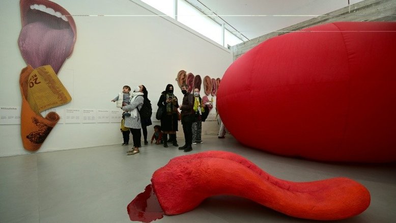 Corações, bocas e corpos despedaçados na Bienal de Arte de Veneza