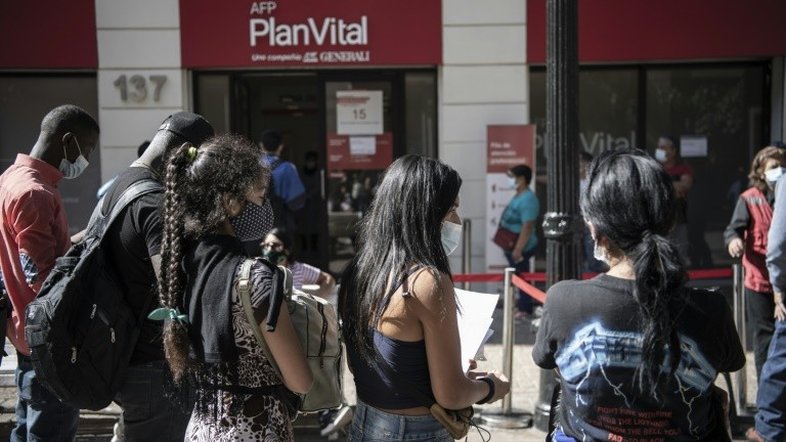 Deputados do Chile votam projetos conflitantes de saque de fundos de pensões